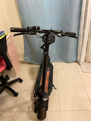 Heavy duty E-scooter with strong motor, seat, good range and brand new battery for sale