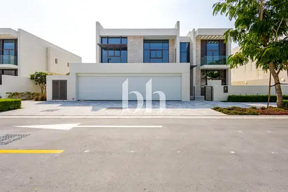 5BR Villa vacant | Private Garden | Unfurnished