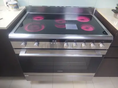 Siemens Electric Ceramic Hob with Oven - Good Condition