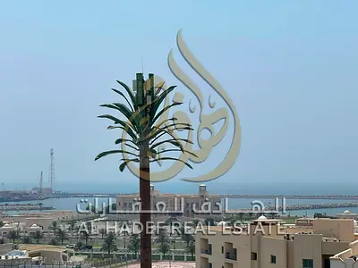 شقة غرفتين وصالة للإيجار السنوي في القليعة بالشارقة | إطلالة بحرية | بلكونة | موزع | تكييف وغاز مركزي | 4 دفعات