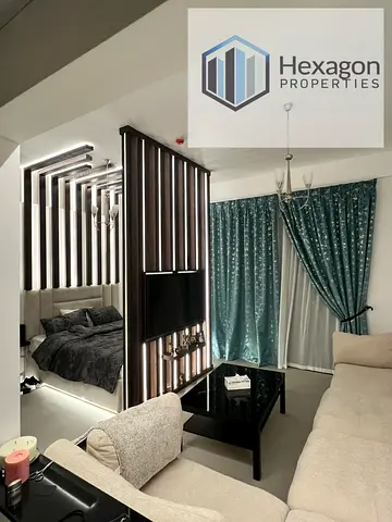 studio fully furnished designed for extra luxury and comfort for individuals and family ,huge 550 sqft, semi closed kitchen