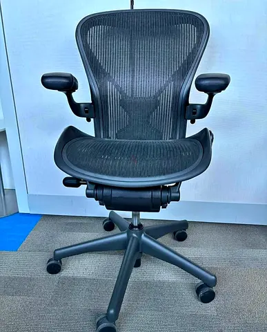 Selling herman miller Aeron chair.size b.condition good and colour black