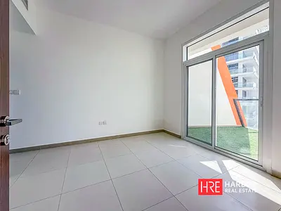 Modern 1-Bed | High Floor | Near to Majar Location
