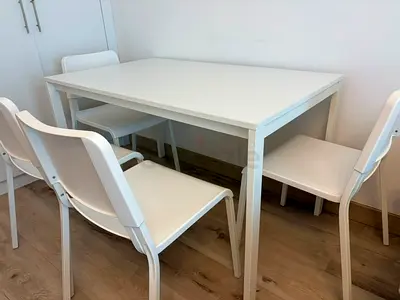 White dining table with 4 matching chairs - minimalist set