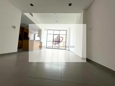شقة جديدة كلياً بإطلالة على المسبح وغرفتين نوم وثلاثة حمامات للإيجار في منطقة الممشى، الشارقة