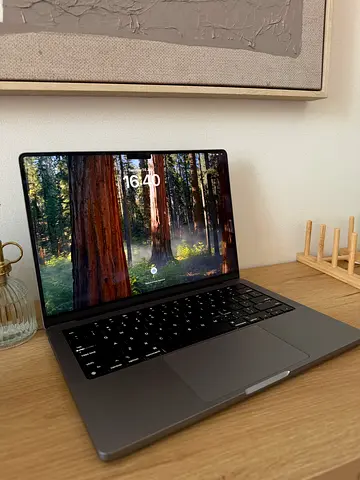 - MacBook Pro 14-inch - M2 Pro-
16GB/1TB-