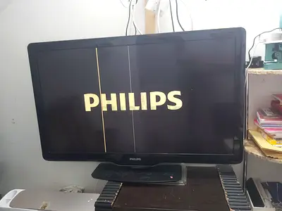 Philips 32-inch LED TV - working screen with minor vertical lines
