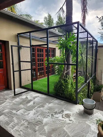 Large outdoor aviary / bird enclosure