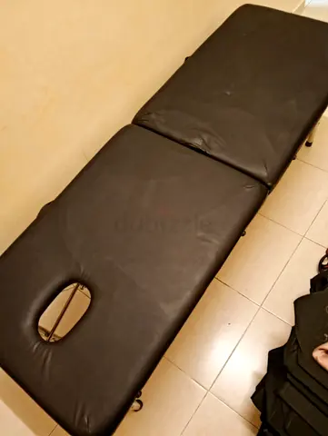 Foldable portable massage table with face cradle hole - used