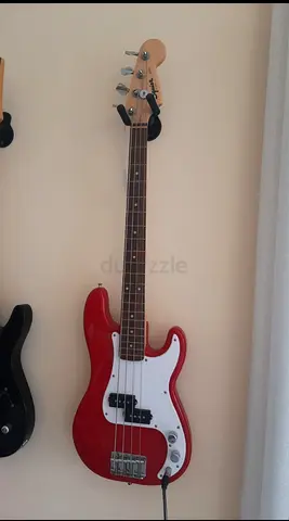 Squier Mini 3/4 Bass Guitar + 20W Amplifier + Cable – AED 550