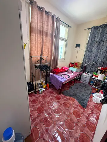 Huge room with window available for single person in Al Barsha 1 (MOE)