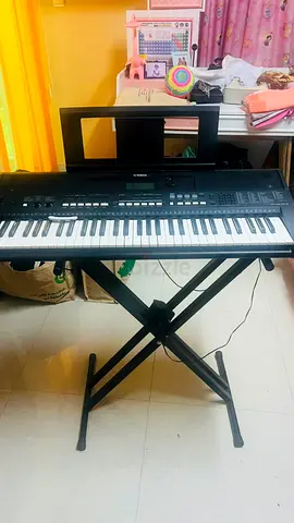 Yamaha PSR-E433 61-Key Keyboard – Excellent Condition – With Adapter  Stand