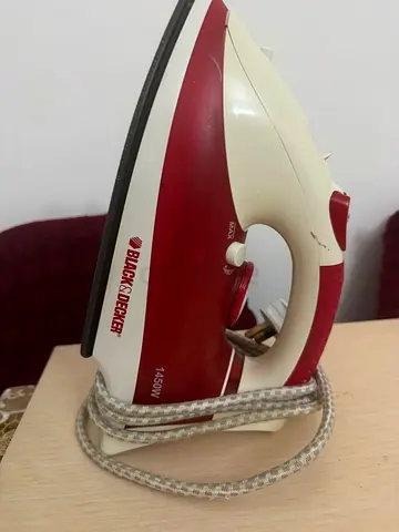 BLACK DECKER X750R-B5 Used Red White Iron - Good Working Condition.