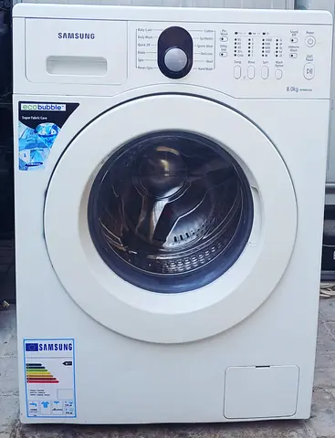 Fully Automatic Samsung 8kg washing machine, condition is properly working, color is white.
