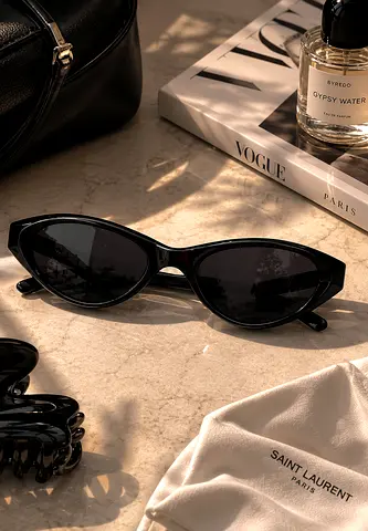 Black cat-eye fashion sunglasses, slim retro girls style