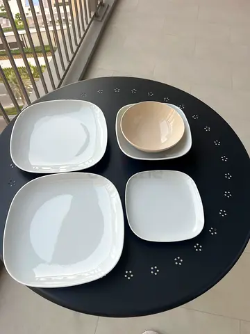 Set 4 plates plus 1 bowl