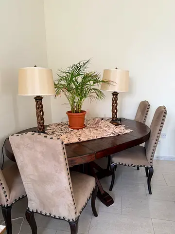 طاولة مع 4 كراسي نظيف