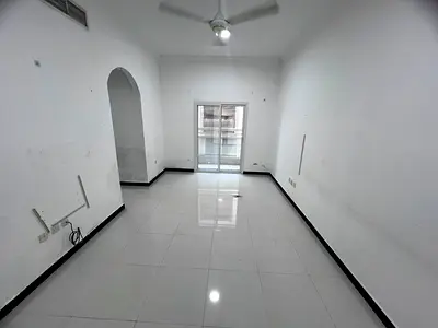 شقة غرفتين وصالة للإيجار في الروضة على شارع الشيخ عمار، 2 حمام، 2 بلكونة، 36,000 درهم على 6 دفعات
