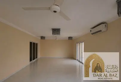 فيلا للايجار السنوى اول ساكن منطقه الجزات مكون من اربغ غرف نوم مع 4 حمام و3 باركينج مغطى مساحات واسعه قريب من جميع الخدمات