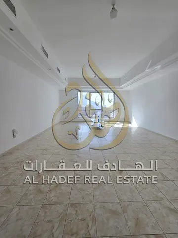 🏡 شقة للإيجار السنوي في المجاز 3 – الشارقة ✨ غرفتان وصالة + غرفة خادمة | إطلالة خلفية مفتوحة على المدينة | تكييف على المالك | باركن مجاني استمتع بالس