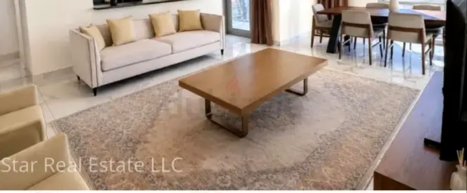 Large classic Persian-style living room rug — excellent condition