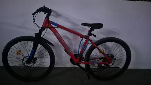 SKYS Mountain Bike, 26 Inch Wheels, adjustable gears, comes with headlights and locks.