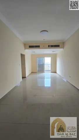 ارقي شقة غرفتين وصالة اول ساكن مع استور , الجرف 3 | غرف كبيره مع خزائن بالحائط , صالة واسعه مع بلكون باطلاله مفتوحة | موقع حيوي علي مخرج دبي والشارقة