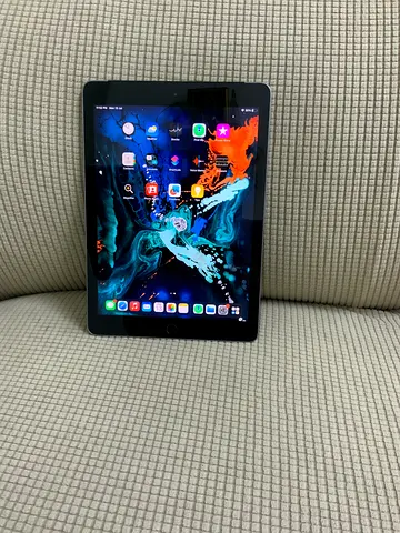 Apple iPad (5th Generation)– 32GB – Very Good Condition –Urgent Sale 380AED 15ch cycle- battery 96%