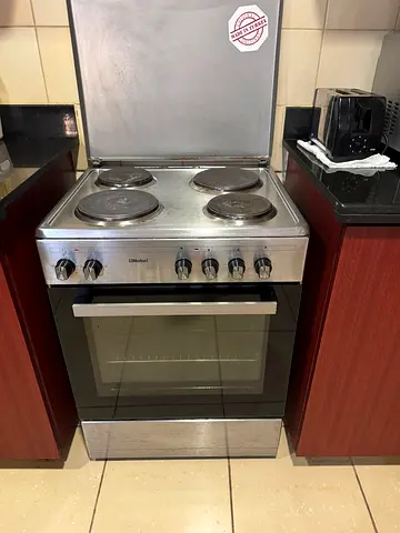 Used electric freestanding oven with 4 hotplates - good working condition