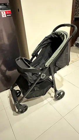 Giggles Lightweight stroller with car seat - good condition