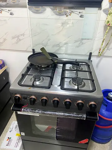 Used freestanding gas cooker with oven - new condition