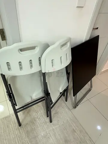Compact folding table with 5 white grayish folding chairs - excellent condition