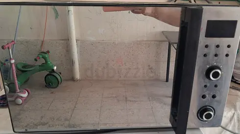 Daewoo microwave oven with mirrored front - good working condition