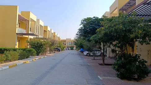 فيلا مكونة من غرفتي نوم / وحدات متعددة مع موقف سيارات للبيع
