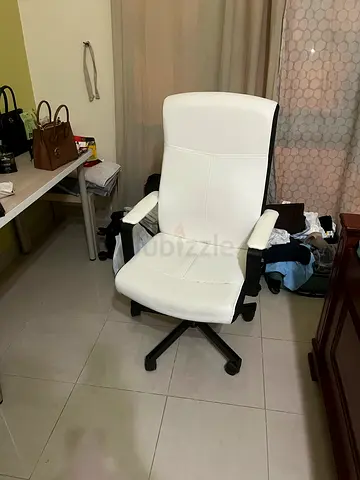 White ergonomic office chair with armrests and swivel base - good condition