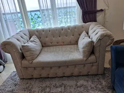 2-seater Chesterfield sofa in beige fabric - good condition