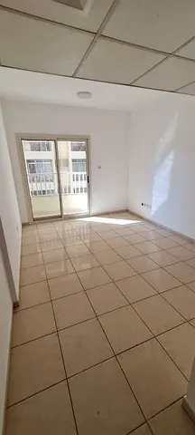 شقة للإيجار السنوي – الرولة (الغوير) 🏡 غرفة وصالة 📍 على الشارع العام 💰 الإيجار السنوي: 28,000 درهم 💳 الدفع: حتى 4 دفعات 🛡️ بدون تأمين