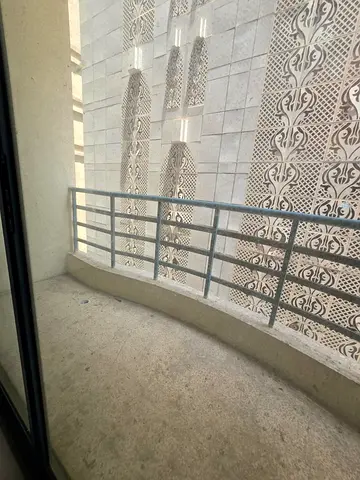 العربية شقة للإيجار السنوي في الشارقة القصباء المجاز 3 ثلاث غرف وصالة بمساحات كبيرة جدًا تكييف مركزي 4 حمامات وغرفة خادمة مع حمام غاز مركزي وبلكونتين