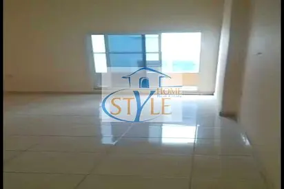 شقه غرفه وصاله و1 حمام وبلكونه في منطقه الروضه 2 بنايه عائلات فقط موقع ممتاز جدا