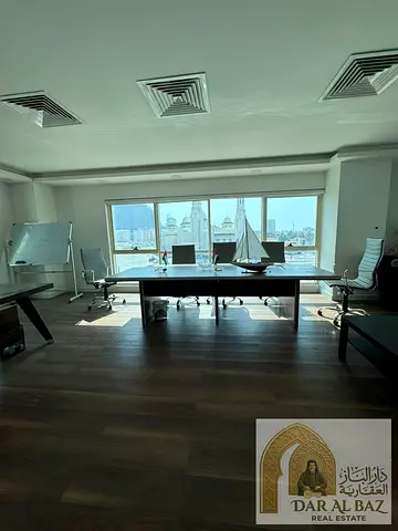 اطلاله بحريه اجمل مكتب للايجار السنوى مفروش بالكامل اطلاله بانوراما كامله جاهز للسكن فورا موقع مميز جدا فى افخم ابراج الشارقه التجاريه مركز اعمال متكا