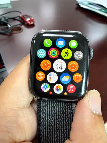 Apple Watch Series 4 (44mm) – Excellent Working Condition