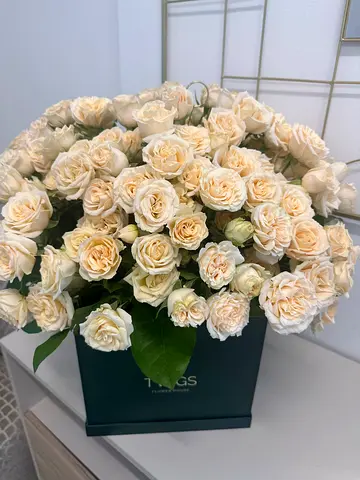 Fresh white roses bouquet