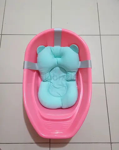 Pink Baby Bath Tub with anti slip pad - Lightweight Plastic Infant Bath tub set