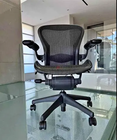 Selling herman miller Aeron chair.size B.colour black
