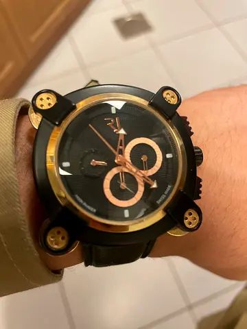 Mens black and gold large dial wristwatch (used)