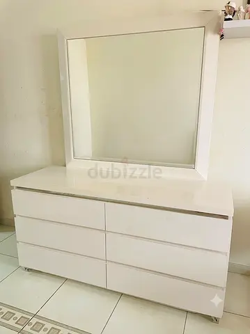 Premium White 6-Drawer Dresser with Large Mirror – Excellent Condition