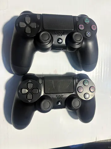 Sony DualShock 4 PS4 Controller 3pcs and one game - Good Condition