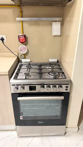 Stainless steel freestanding gas cooker with oven - great condition (almost new)