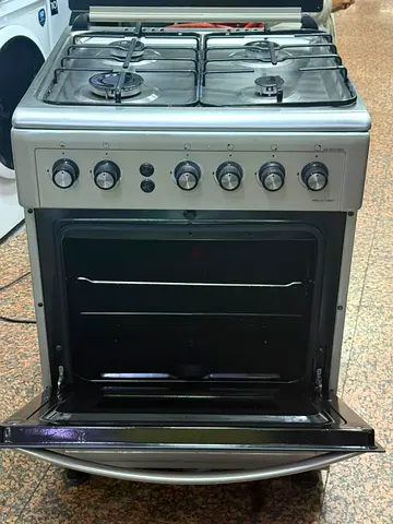 Freestanding 4-burner Gas Cooker with Oven - Good Working Condition