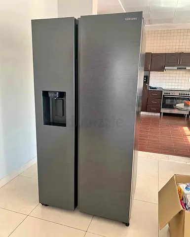 Samsung side by side refrigerator with water dispancer and ice maker system neat and clean perfect